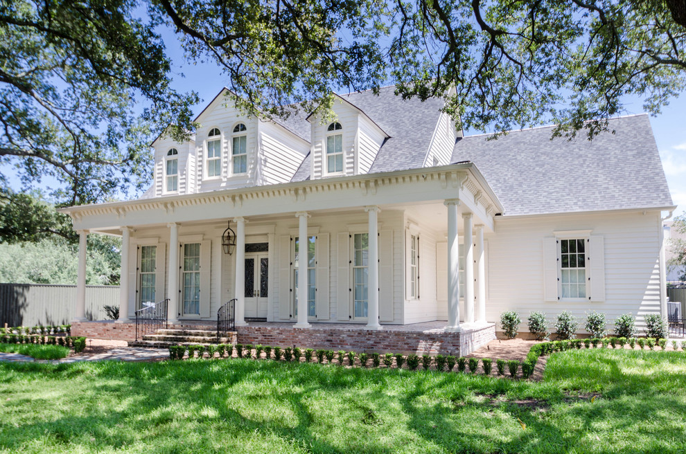 Großes, Zweistöckiges Klassisches Haus mit Faserzement-Fassade und weißer Fassadenfarbe in New Orleans