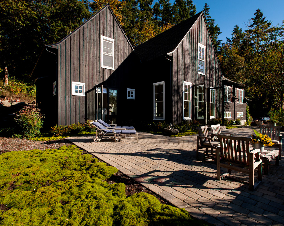 Mittelgroßes, Zweistöckiges Country Haus mit brauner Fassadenfarbe, Satteldach und Schindeldach in Seattle