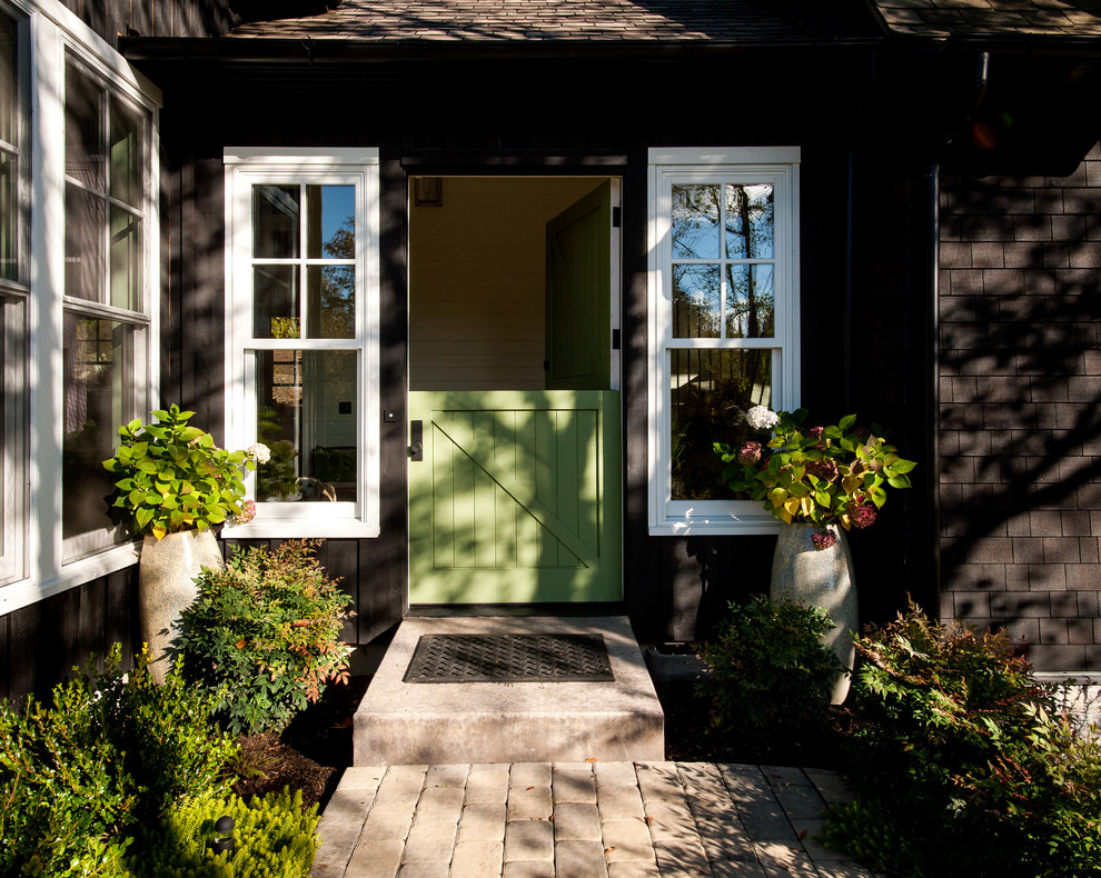 Mittelgroßes, Zweistöckiges Country Haus mit brauner Fassadenfarbe, Satteldach und Schindeldach in Seattle