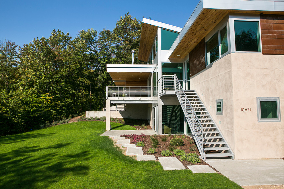 Zweistöckiges, Großes Modernes Haus mit Mix-Fassade, beiger Fassadenfarbe und Flachdach in Sonstige