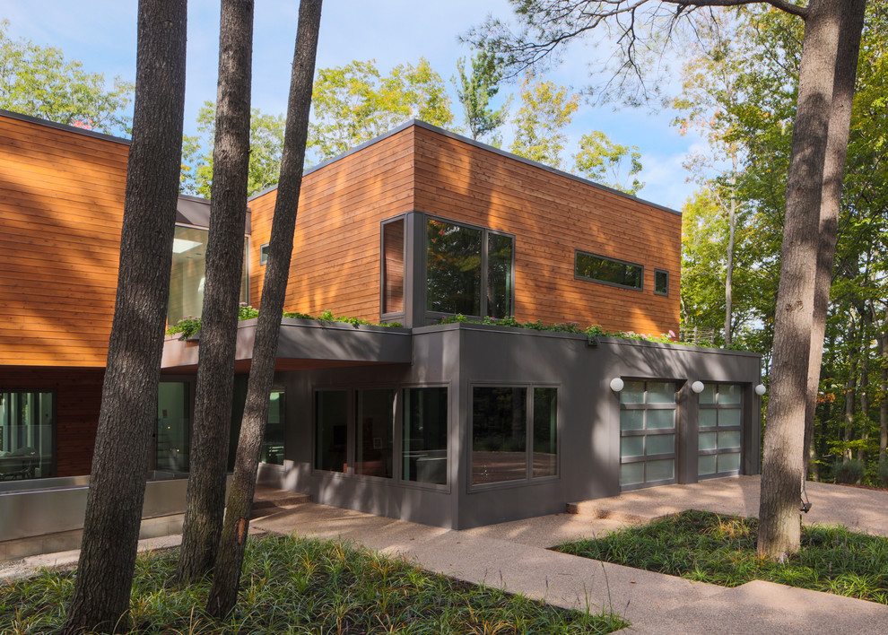 Идея дизайна: деревянный, коричневый, большой, трехэтажный дом в современном стиле с плоской крышей