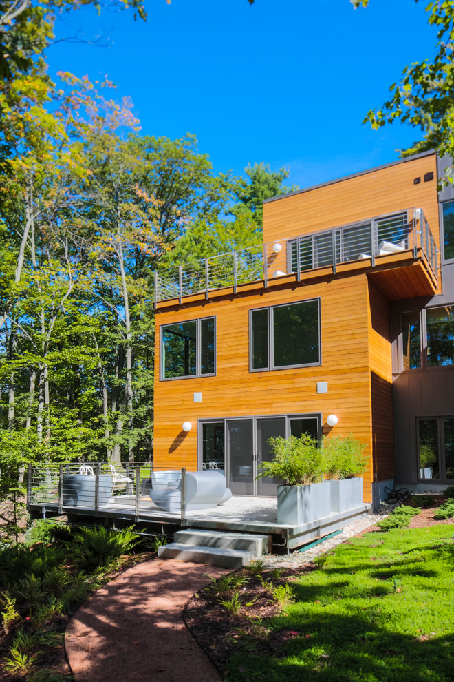 Пример оригинального дизайна: деревянный, коричневый, большой, трехэтажный дом в современном стиле с плоской крышей