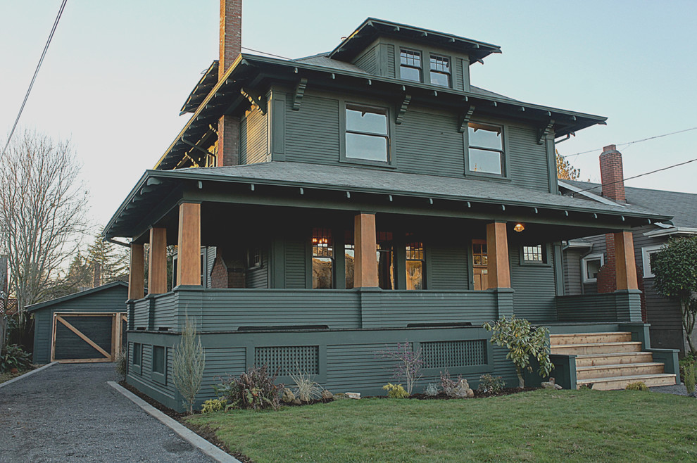 Immagine della facciata di una casa verde classica con rivestimento in legno