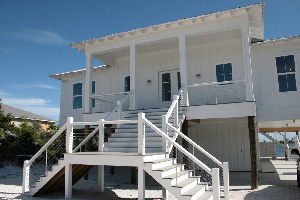 Foto della villa bianca stile marinaro a due piani con tetto a padiglione e copertura in metallo o lamiera