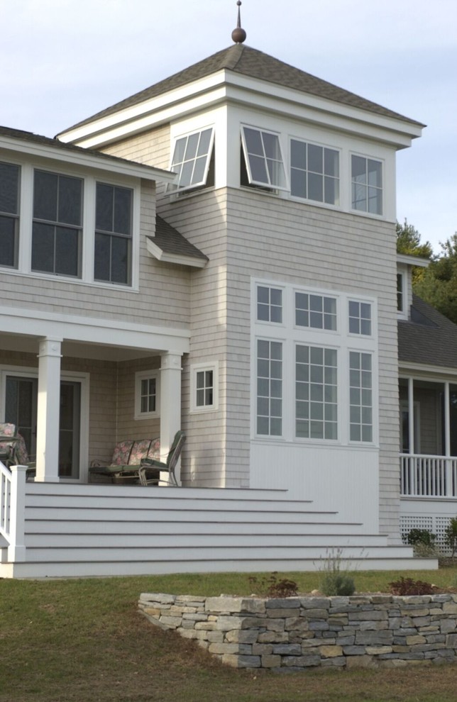 Modelo de fachada de casa gris costera de tamaño medio de dos plantas con revestimiento de madera, tejado a dos aguas y tejado de teja de madera