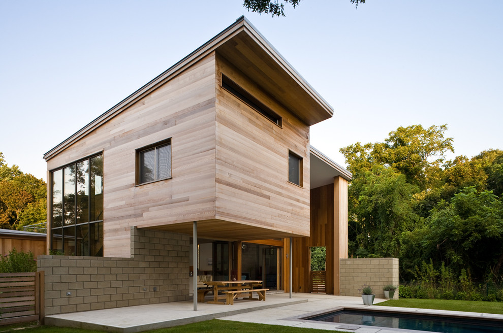 Idées déco pour une façade de maison beige contemporaine en bois de taille moyenne avec un toit en appentis.