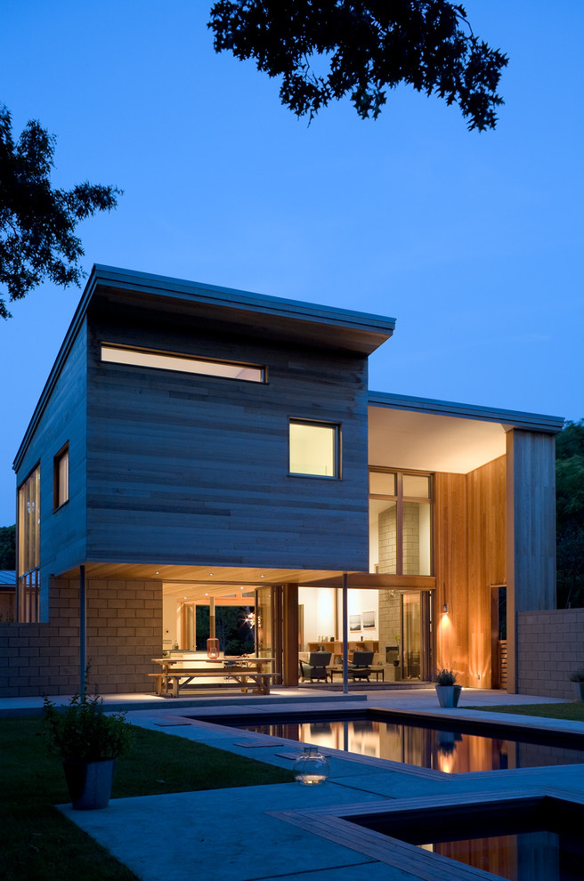 Idee per la villa beige contemporanea a due piani di medie dimensioni con rivestimento in legno e copertura in metallo o lamiera
