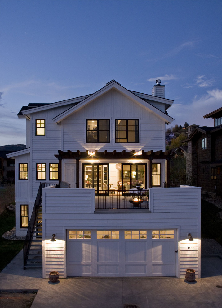 Idee per la facciata di una casa country a due piani di medie dimensioni con rivestimento in legno e scale