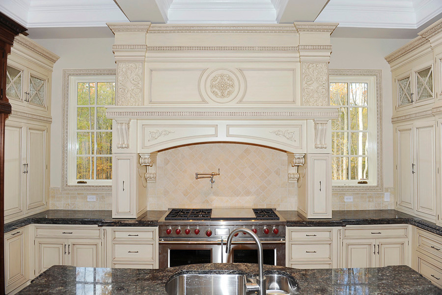 Immagine di un'ampia cucina classica con lavello a doppia vasca, ante bianche, top in marmo, paraspruzzi beige, paraspruzzi con piastrelle a mosaico, elettrodomestici in acciaio inossidabile e pavimento in gres porcellanato