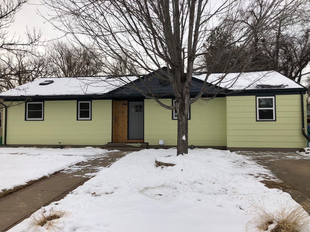 Kleines, Einstöckiges Modernes Einfamilienhaus mit Mix-Fassade, grüner Fassadenfarbe, Satteldach und Schindeldach in Denver