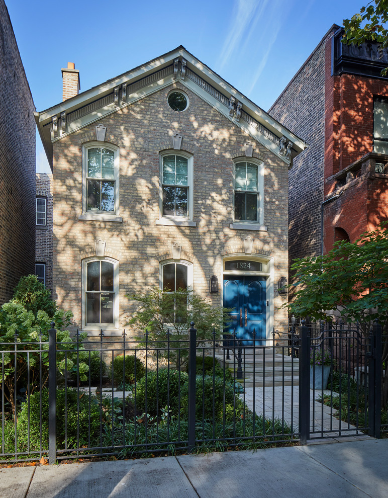 Mittelgroßes, Zweistöckiges Klassisches Einfamilienhaus mit Backsteinfassade, beiger Fassadenfarbe, Satteldach und Schindeldach in Chicago