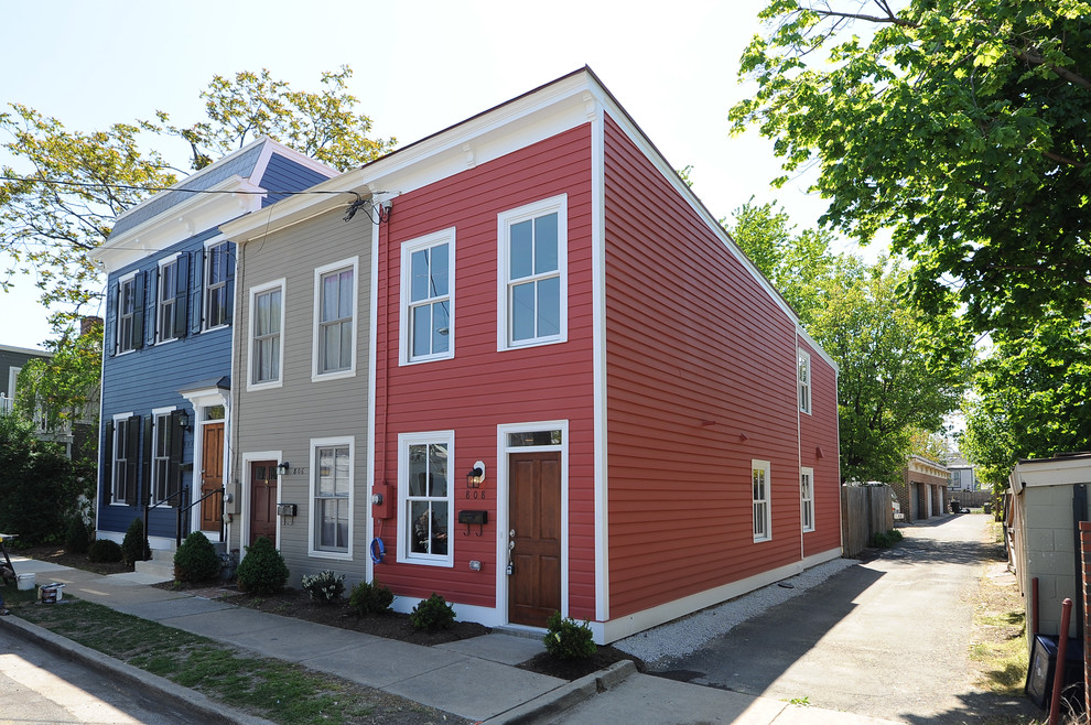 Kleine, Zweistöckige Klassische Holzfassade Haus mit roter Fassadenfarbe in Washington, D.C.