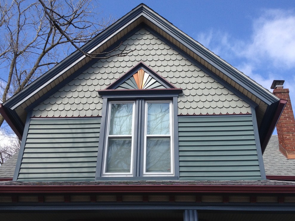Mittelgroßes, Zweistöckiges Klassisches Haus mit blauer Fassadenfarbe, Satteldach und Schindeldach in Detroit