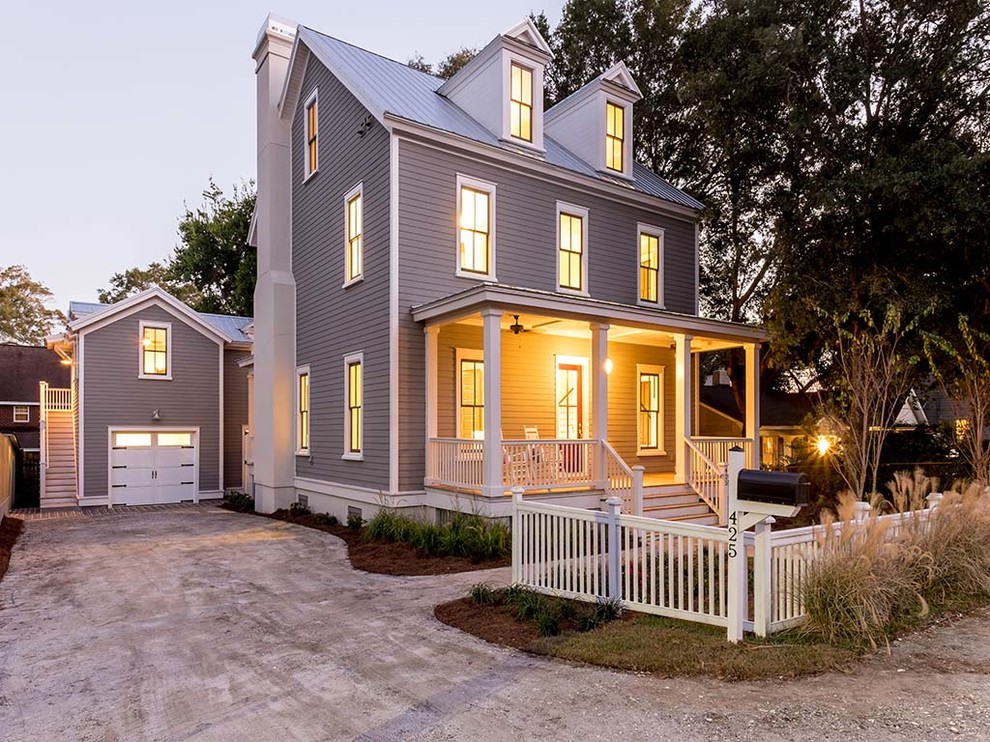 Стильный дизайн: трехэтажный, серый дом в морском стиле с облицовкой из ЦСП - последний тренд