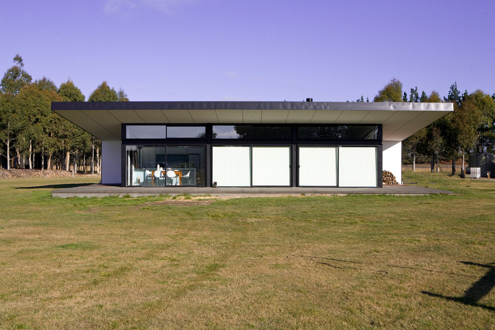 Kleine, Einstöckige Moderne Holzfassade Haus mit roter Fassadenfarbe in Christchurch