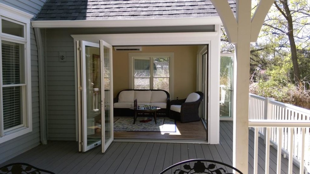 Diseño de fachada de casa gris clásica de tamaño medio de dos plantas con revestimiento de madera, tejado a dos aguas y tejado de teja de madera