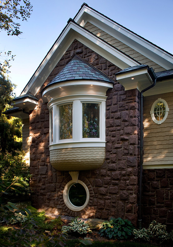 Ispirazione per la facciata di una casa ampia beige classica a tre piani con rivestimento in legno e tetto a capanna
