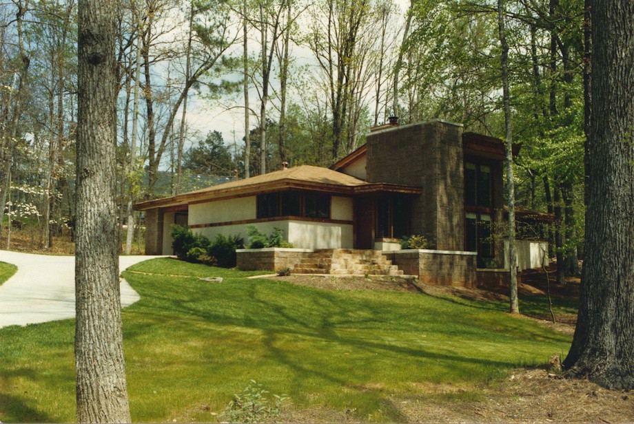 Cette photo montre une façade de maison blanche moderne de taille moyenne et de plain-pied avec un revêtement mixte et un toit à quatre pans.
