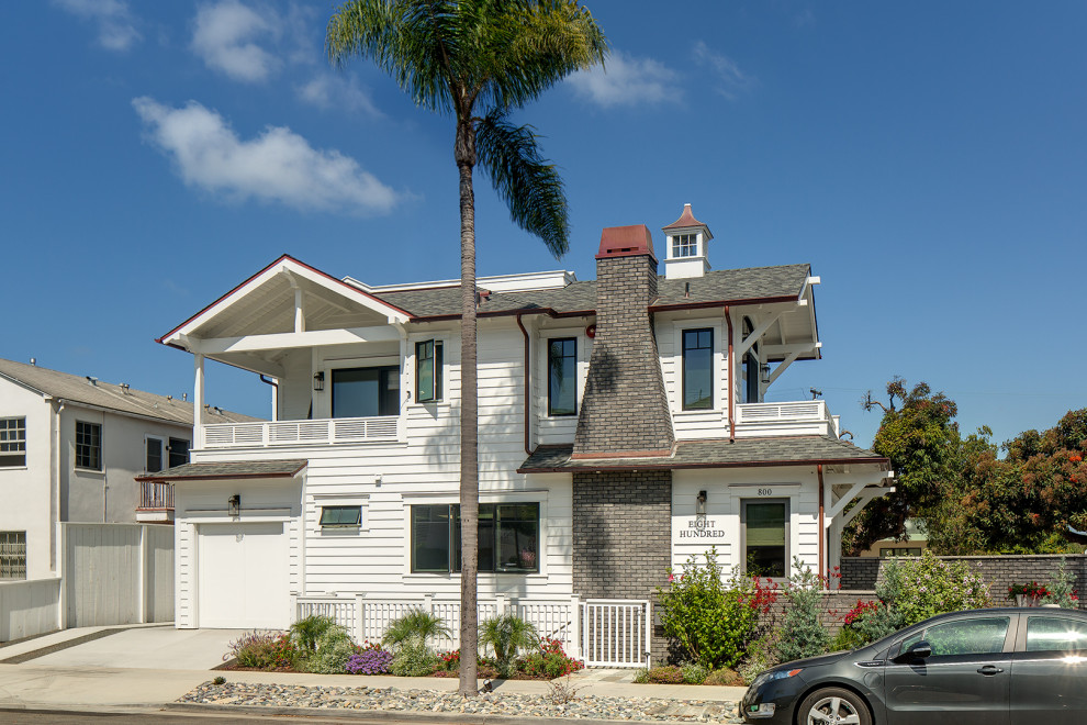 サンディエゴにある高級な中くらいなビーチスタイルのおしゃれな家の外観 (デュープレックス) の写真