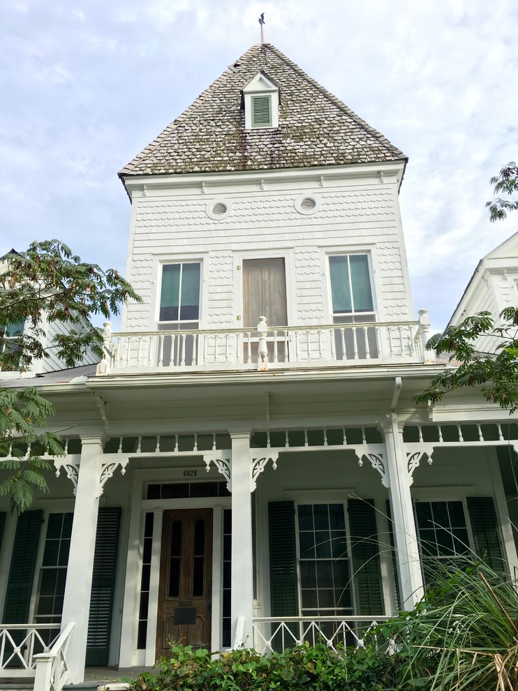 Großes, Dreistöckiges Klassisches Haus mit weißer Fassadenfarbe, Satteldach und Misch-Dachdeckung in Miami