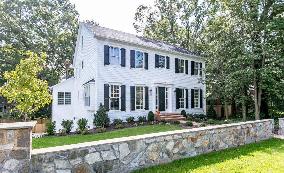 Zweistöckiges Klassisches Einfamilienhaus mit weißer Fassadenfarbe, Satteldach und Schindeldach in Washington, D.C.