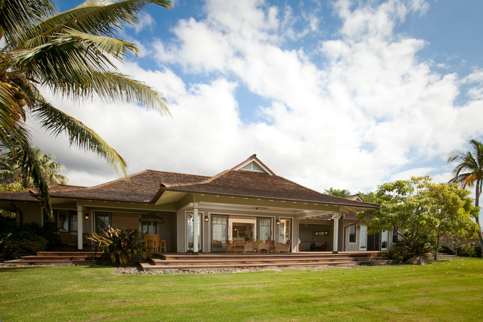 Kleines, Einstöckiges Haus mit grauer Fassadenfarbe in Hawaii