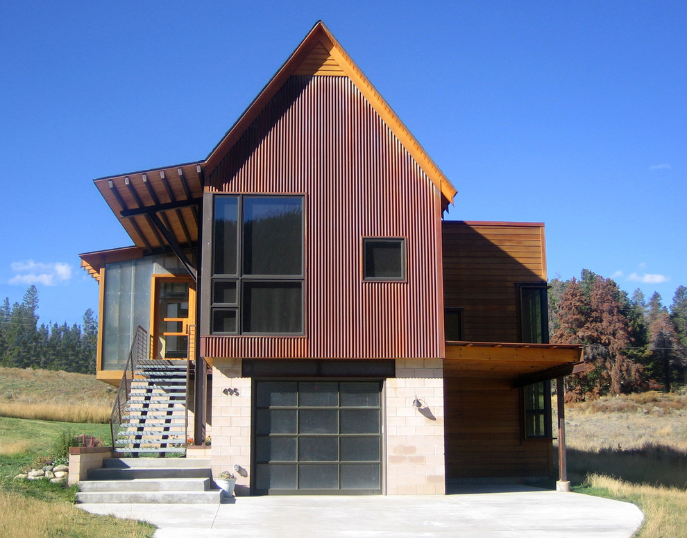 Foto della facciata di una casa piccola contemporanea a due piani con rivestimento in metallo e scale