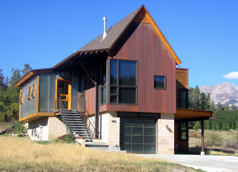 Ispirazione per la facciata di una casa piccola contemporanea a due piani con rivestimento in metallo e abbinamento di colori