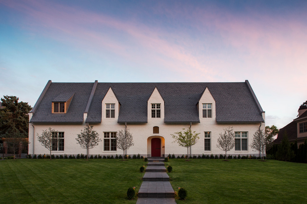 Стильный дизайн: кирпичный, огромный, белый дом в классическом стиле с двускатной крышей - последний тренд
