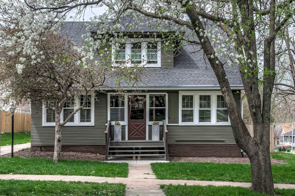 Cette photo montre une façade de maison grise chic en panneau de béton fibré à un étage et de taille moyenne avec un toit à deux pans et un toit en shingle.