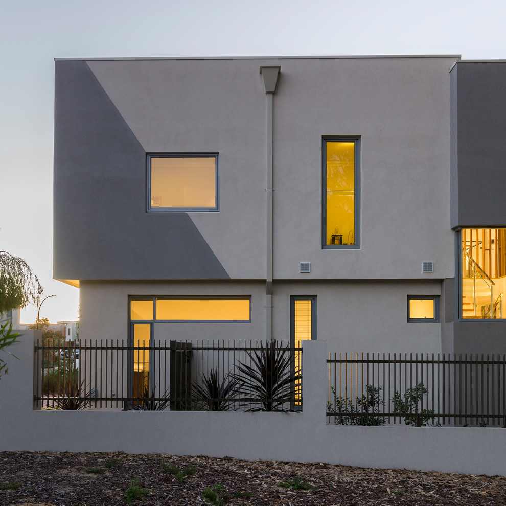 Imagen de fachada de casa gris contemporánea de tamaño medio de dos plantas con revestimientos combinados, tejado plano y tejado de metal