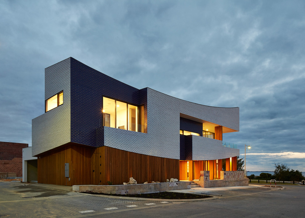 Esempio della facciata di una casa grande contemporanea a due piani con rivestimento in legno