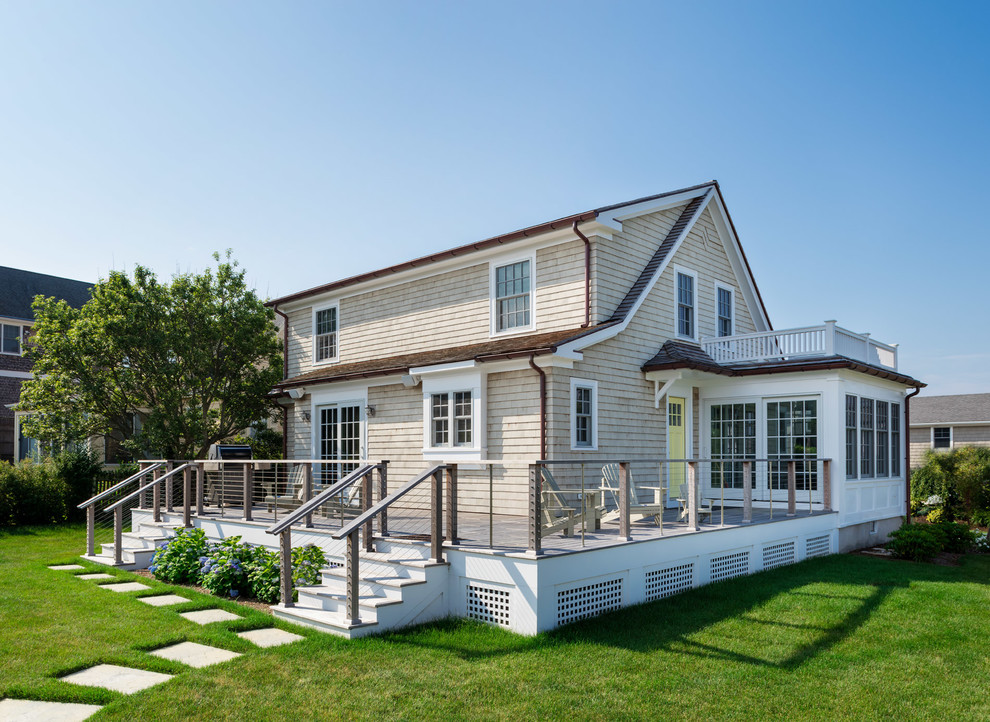 Kleines, Zweistöckiges Maritimes Haus mit beiger Fassadenfarbe, Satteldach und Schindeldach in Providence
