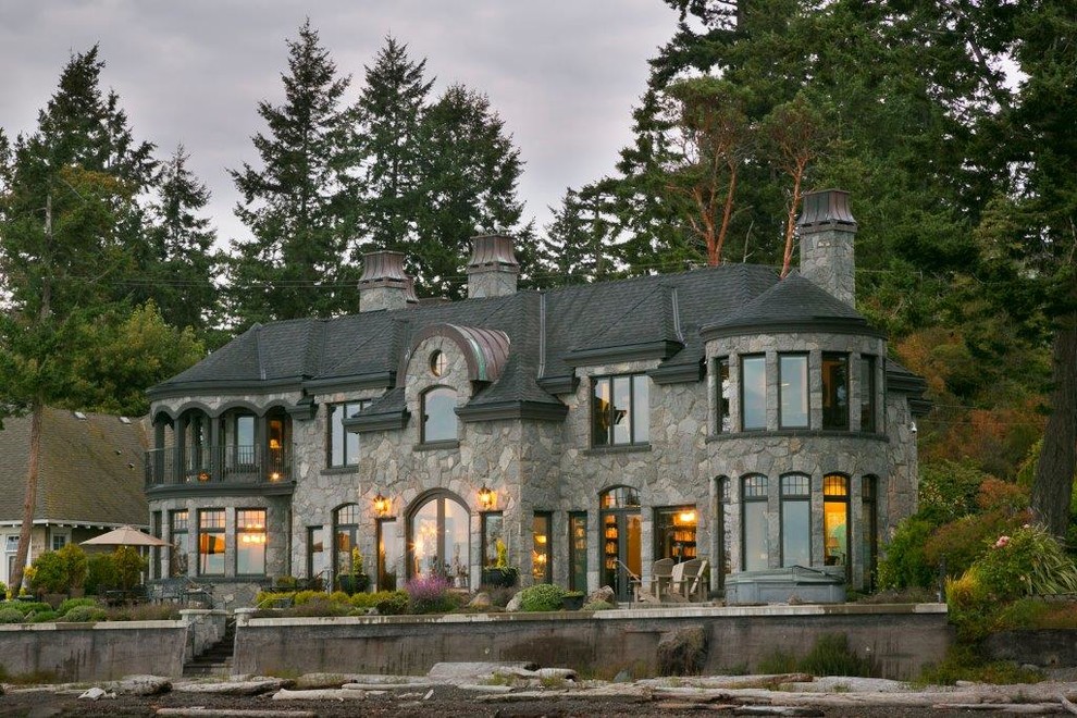 Idées déco pour une très grande façade de maison grise victorienne en pierre à un étage avec un toit à deux pans.