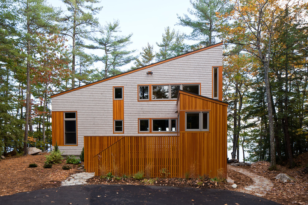 Diseño de fachada minimalista de dos plantas con revestimiento de madera y tejado de un solo tendido