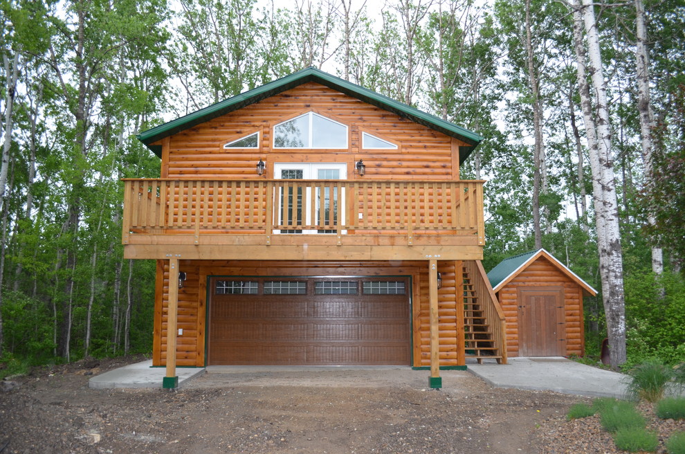 Ejemplo de fachada de casa moderna de tamaño medio de dos plantas con revestimiento de madera