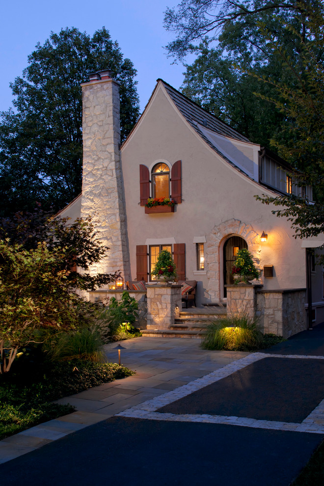 На фото: маленький, двухэтажный, бежевый частный загородный дом в классическом стиле с облицовкой из цементной штукатурки, крышей-бабочкой, черепичной крышей и коричневой крышей для на участке и в саду с