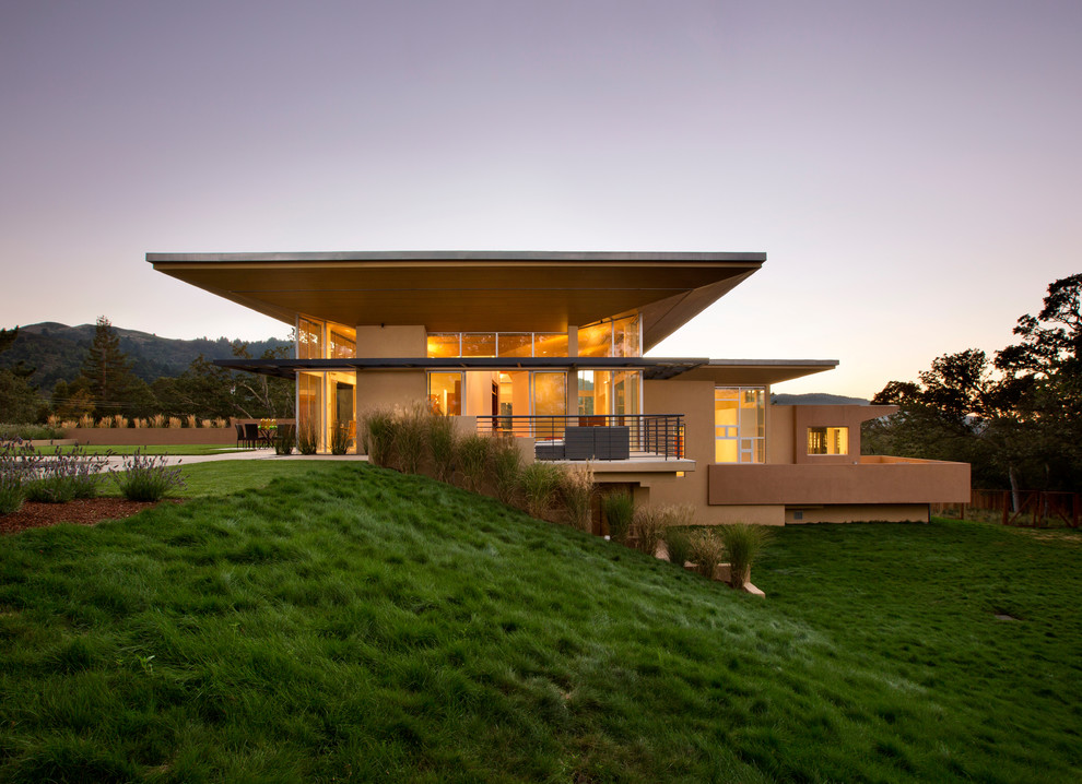 Diseño de fachada minimalista a niveles con tejado plano