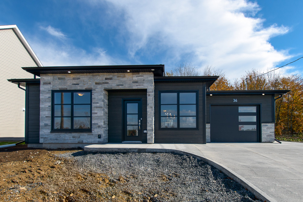 Kleines, Einstöckiges Modernes Einfamilienhaus mit Mix-Fassade, schwarzer Fassadenfarbe und Schindeldach in Sonstige