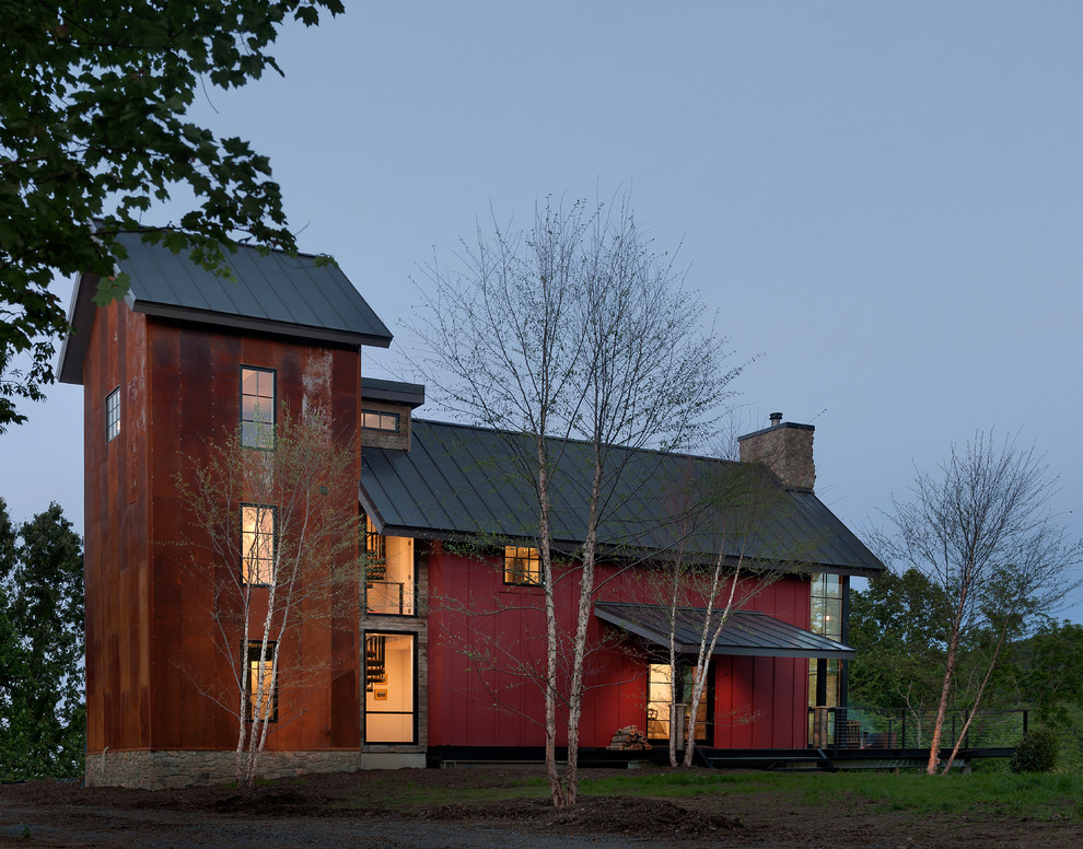 На фото: трехэтажный, разноцветный частный загородный дом в современном стиле с комбинированной облицовкой, вальмовой крышей и металлической крышей
