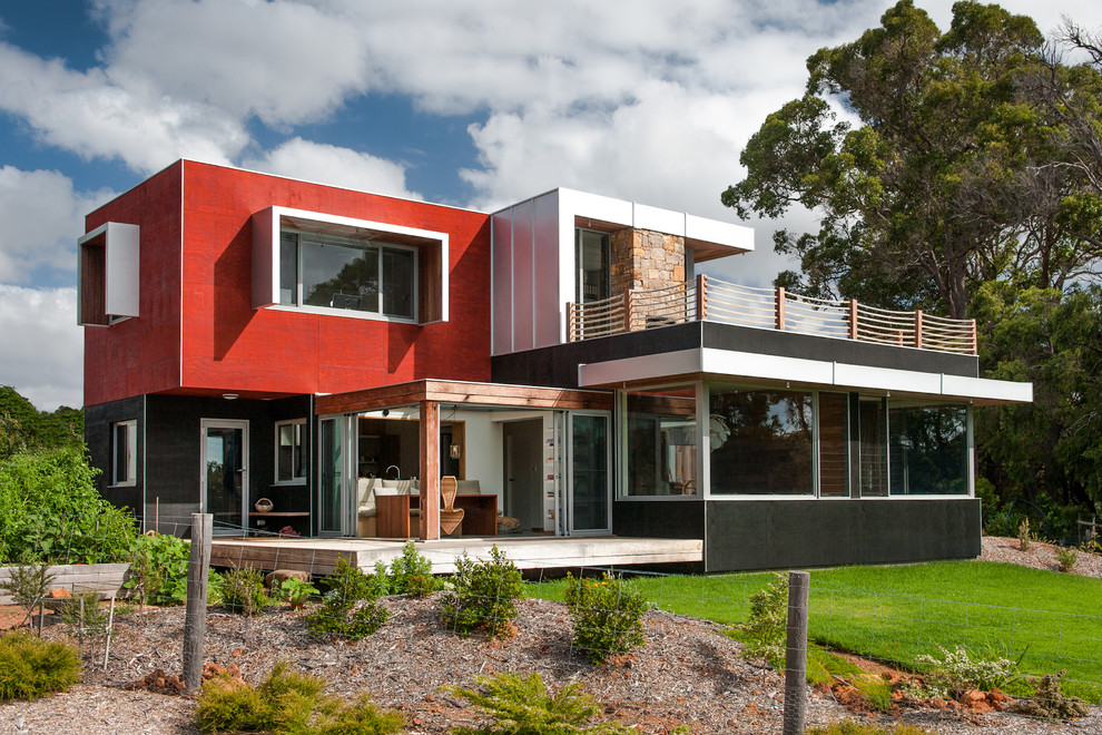 Стильный дизайн: двухэтажный, деревянный, разноцветный дом среднего размера, из контейнеров, из контейнеров в современном стиле с плоской крышей - последний тренд