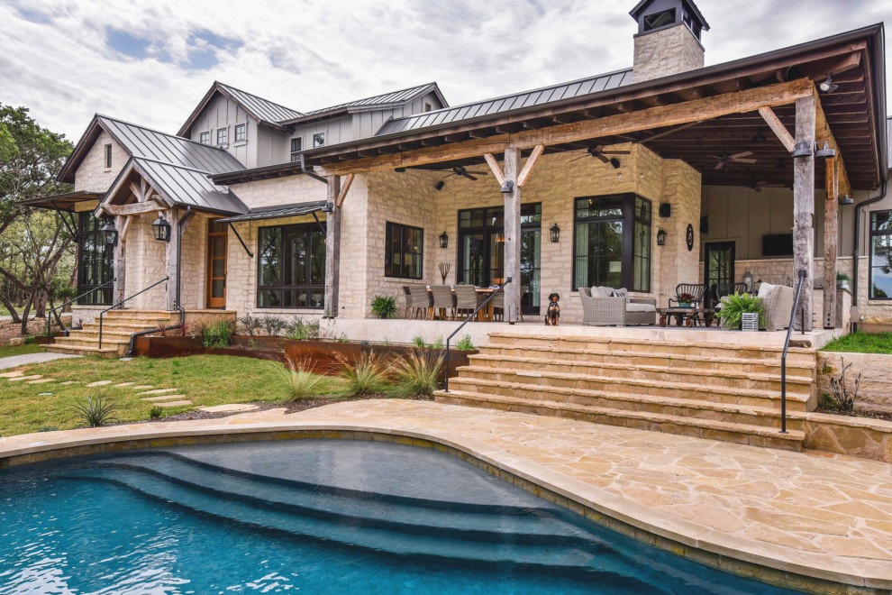 Zweistöckiges Uriges Einfamilienhaus mit Steinfassade, Satteldach und Blechdach in Austin