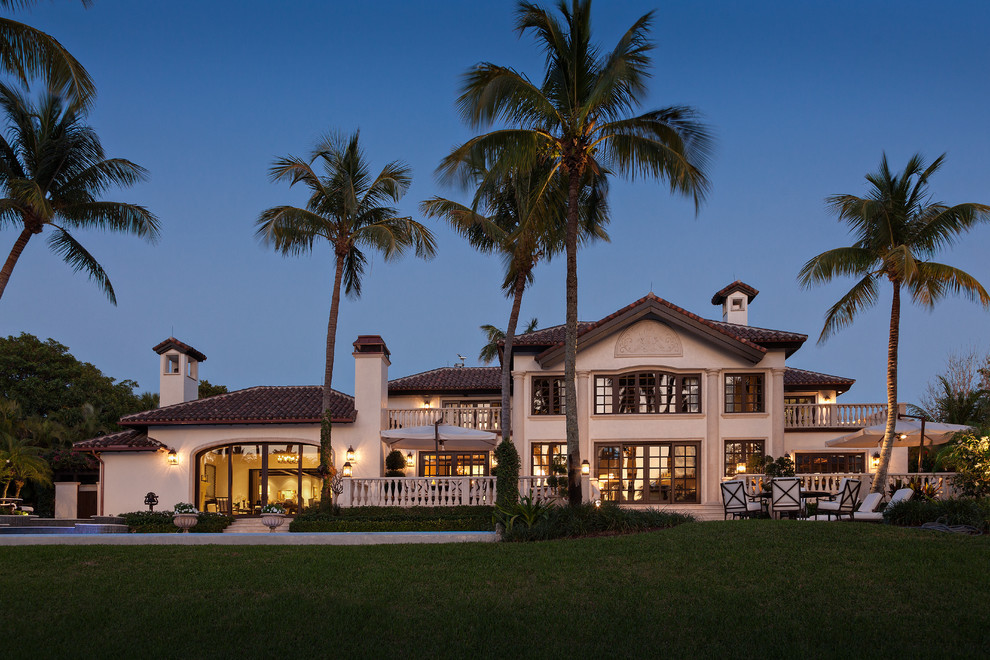 Zweistöckiges Mediterranes Haus mit beiger Fassadenfarbe in Miami