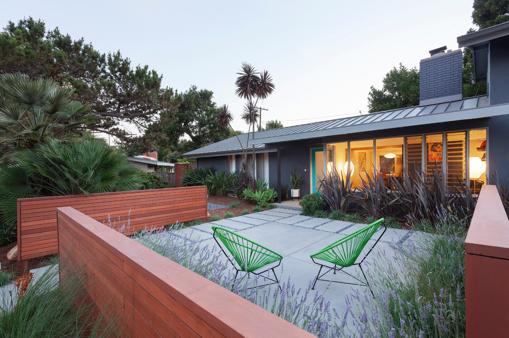 Kleines, Zweistöckiges Modernes Haus mit Putzfassade, grauer Fassadenfarbe, Satteldach und Blechdach in Santa Barbara