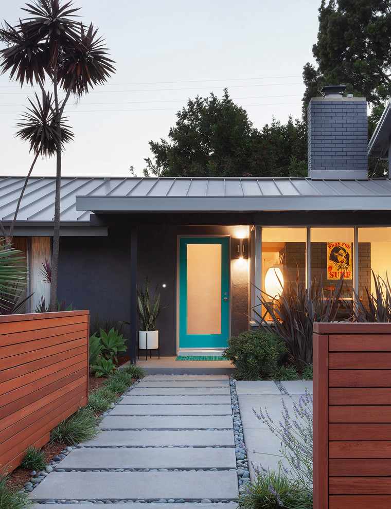 Kleines, Zweistöckiges Modernes Einfamilienhaus mit Putzfassade, grauer Fassadenfarbe und Blechdach in Santa Barbara