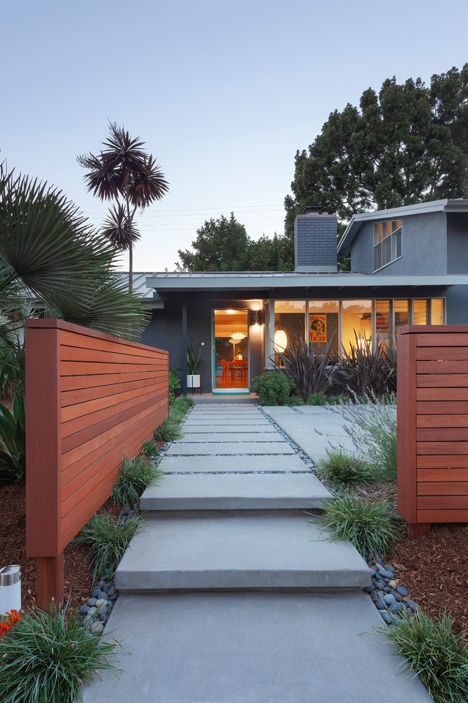 Kleines, Zweistöckiges Modernes Einfamilienhaus mit Putzfassade, grauer Fassadenfarbe, Satteldach und Blechdach in Santa Barbara