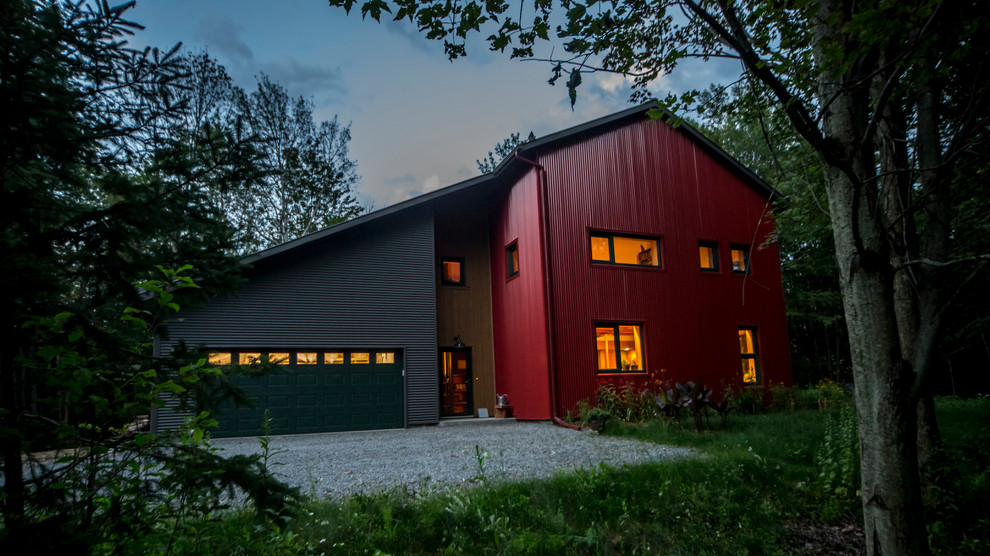 Idées déco pour une petite façade de maison métallique et rouge industrielle à un étage avec un toit à deux pans et un toit en métal.
