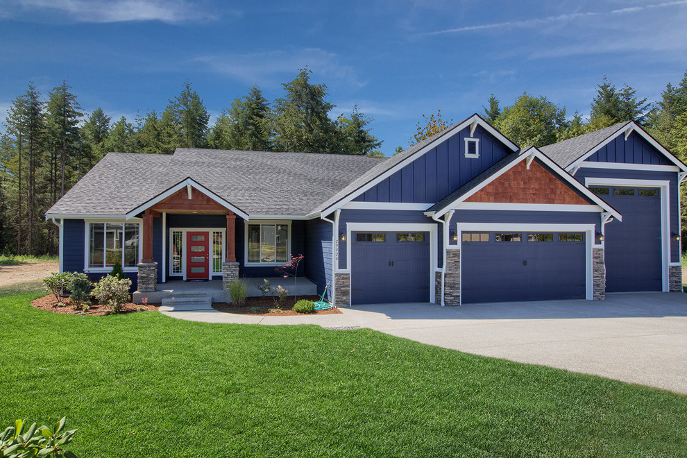Cette image montre une façade de maison bleue craftsman avec un revêtement mixte et un toit à deux pans.