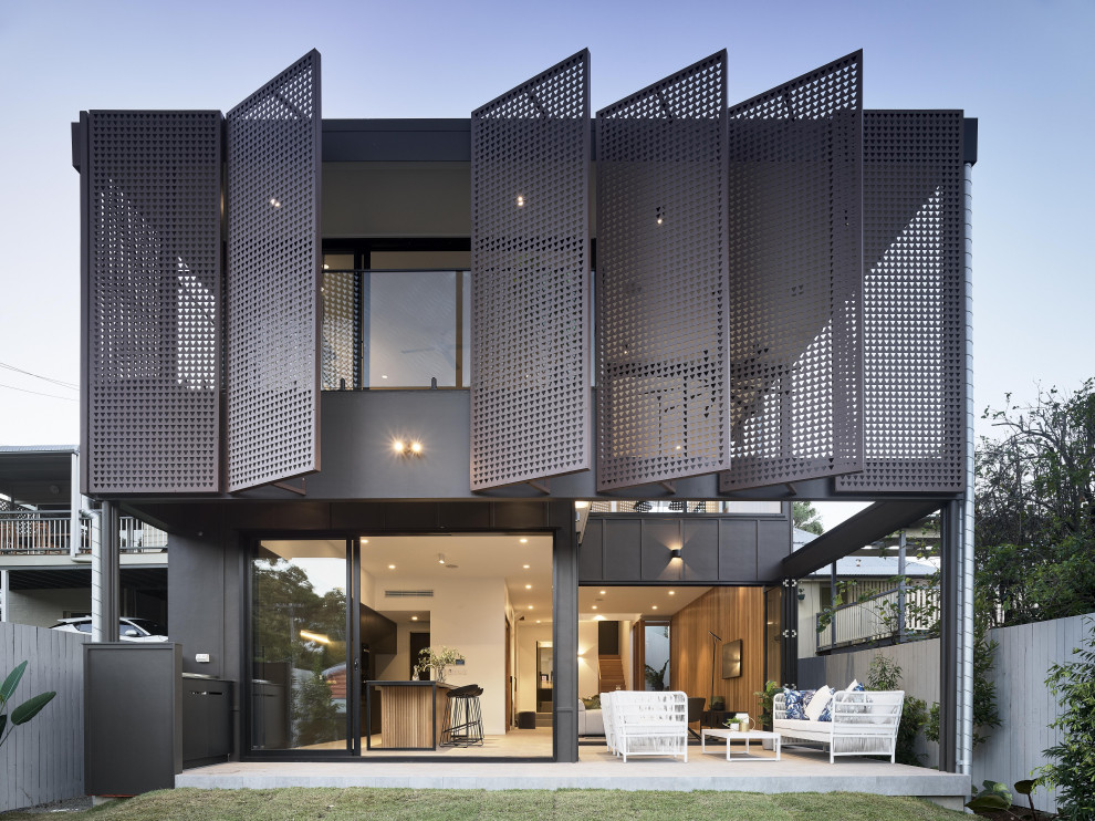 Foto de fachada de casa gris minimalista de dos plantas con tejado plano