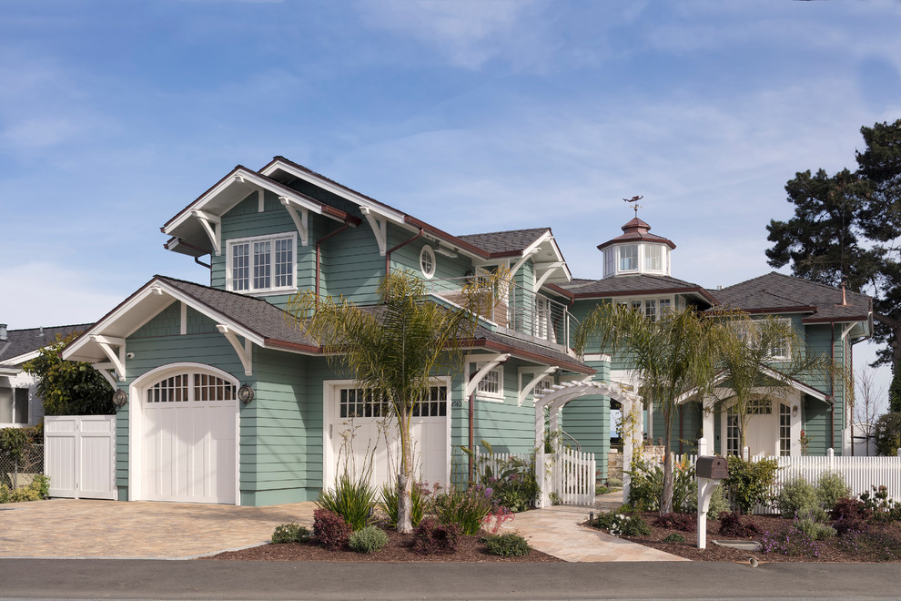 Inspiration pour une façade de maison verte marine en panneau de béton fibré à un étage avec un toit à deux pans et un toit en shingle.
